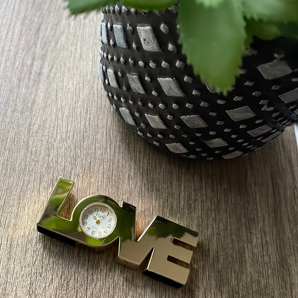 Elgin. Tiny “LOVE” Clock
